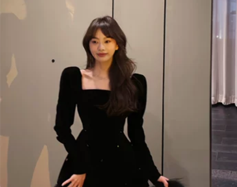 连衣裙短裙IN MIMIFACE黑色方领丝...