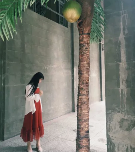 梅子熟了 文艺风红色裙子 下摆真的非常好看...