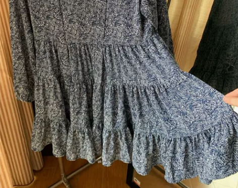 本人超爱的一件娃娃裙，藏蓝碎花文艺风，短款...