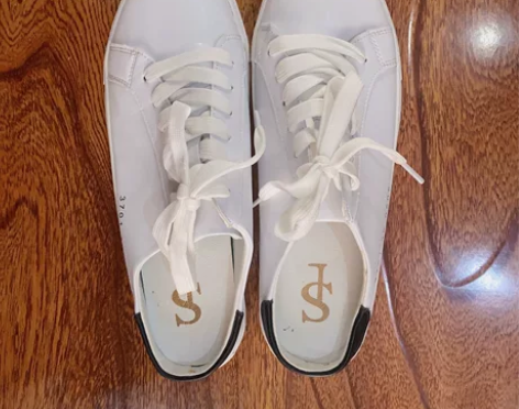 半拖鞋，穿脱很方便，穿过两三次，后跟基本没...