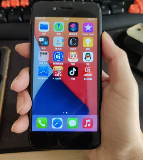 苹果8国行，64g，手机无划痕，正面的磕碰...