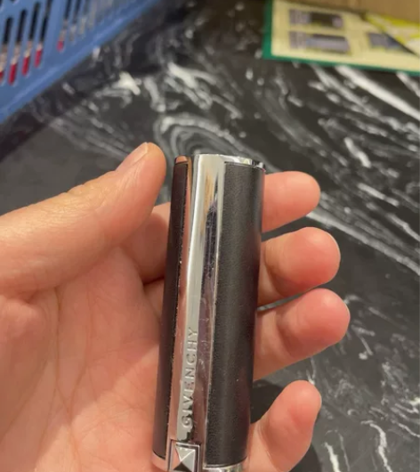 纪梵希口红色号好像是305 朋友帮忙在免税...