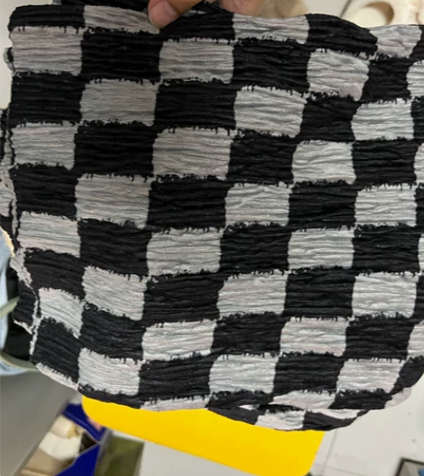 闲置一条格子裤子,面料很柔软,没有穿过,秋...