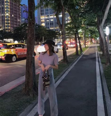 高腰牛仔裤阔腿裤型 裤子上四颗纽扣非常别致...