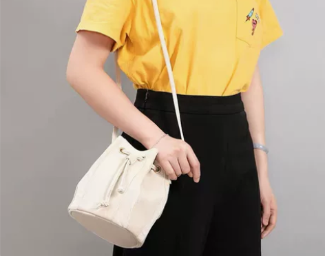 miniso名创优品拼接水桶包女士背包时尚...