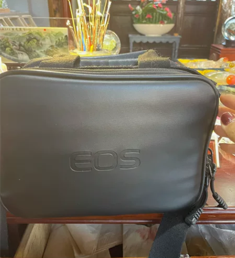 佳能单反相机，用过两三次，95成新 感兴趣...