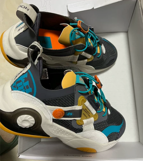 乔丹儿童鞋,实体专卖店买的,当时花了二百多...