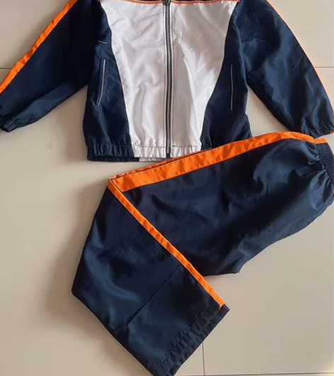 辽中二小校服转出六年级新买的，穿了没几次，...