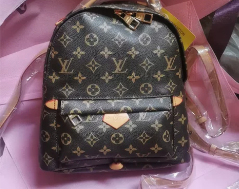 女包，双肩包，双背包，学生包，不宜过多展示...