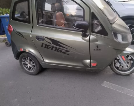 能众三轮宝宝车看似很小三座内室可大两人并不...