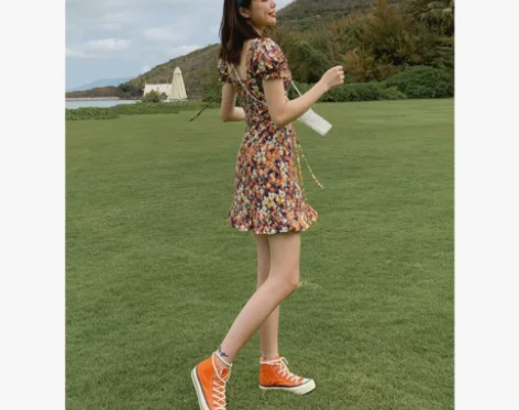 s码夏法式复古少女油画连衣裙气质收腰碎花泡...