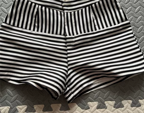 条纹休闲裤腿短裤，尺码S，出售。 感兴趣的...