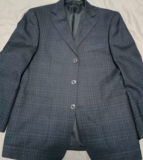 男士西服，轻微穿着痕迹，介意者勿拍 感兴趣...