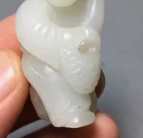 旧藏和田玉白玉籽料花篮童子 形态逼真 雕工...