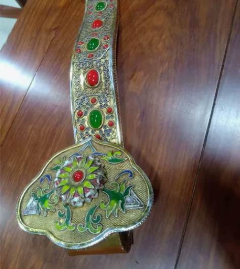 此如意工艺复杂，镶嵌大小红绿宝石32颗，釆...