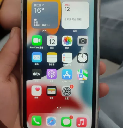 iPhone 11，64的，大约8新，国行...