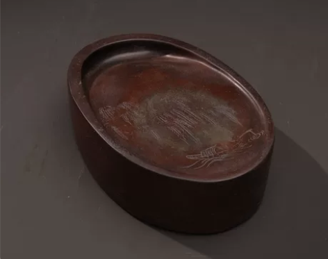旧藏端砚:垂钓 制作规整,呈椭圆形,砚质细...