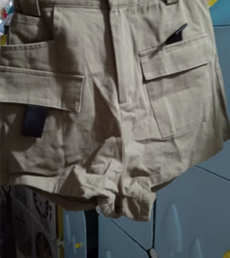 女士m码短裤10元，几乎全新裤长34，上身...