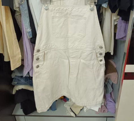 全新夏季女款杏色背带裙子，全新无瑕疵，两边...