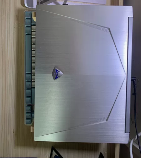 年初买的笔记本电脑 保修还有一年多 出自用...