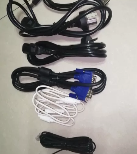家里剩下的电脑电源线、显示器连接线、打印机...