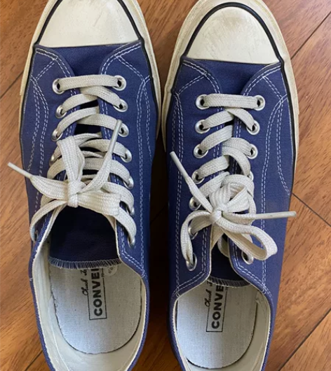 蓝色匡威低帮帆布鞋 尺码:44码 成色如图...