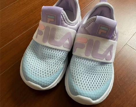 FILA正品夏季网眼运动鞋，侧面有擦地破损...