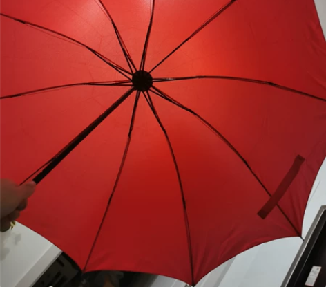 全红雨伞用于宝宝满月仪式 只在满月的晴天开...