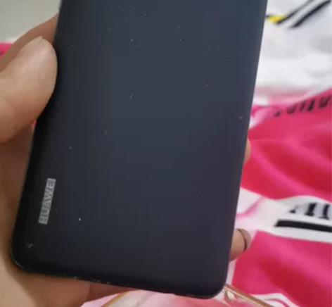 华为mate30（5G）不是原厂屏。外表轻...