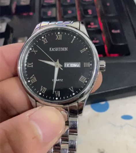 自己的手表 过生日的时候朋友送的 有个苹果...