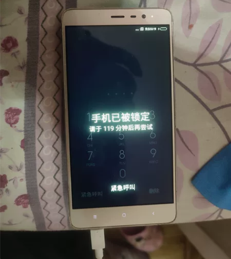 小米手机和一个不知道什么牌子的手机，两个不...