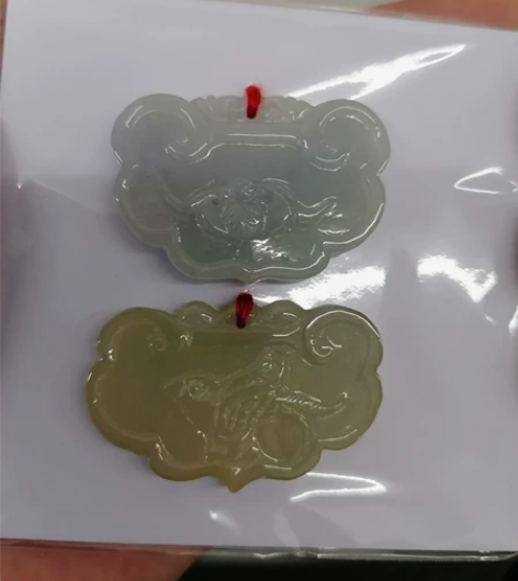 A货翡翠玉锁，38*26*5 感兴趣的话点...