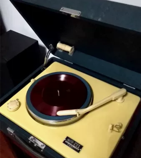 老唱盘.小薄膜唱片.歌坛明星程林.成方圆独...