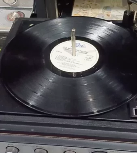 这张黑胶摇滚唱片在美国购买，唱片播放正常，...