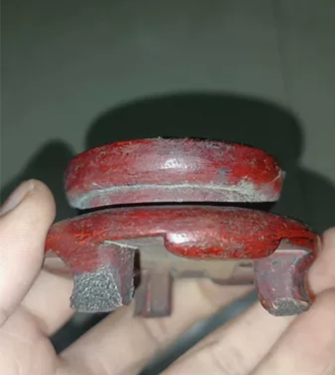 三足木雕底坐，2个脚有修过，品相如图，手慢...