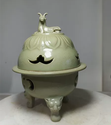 龙泉刻花熏香炉一个，很漂亮，体积如图，胎薄...