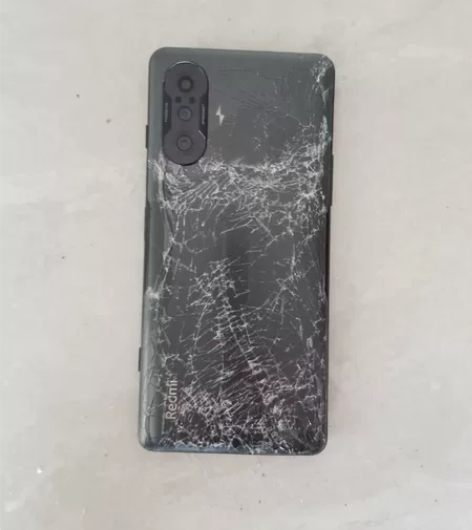 红米k40游戏增强版，不小心摔烂了，出尸体...