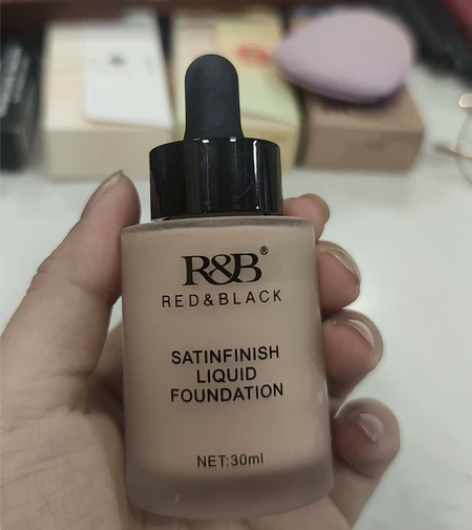 红与黑粉底液01号，用了三次，家里粉底液太...