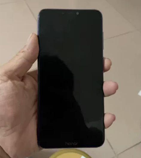 荣耀8c，4+32，紫色。不小心摔过，有点...