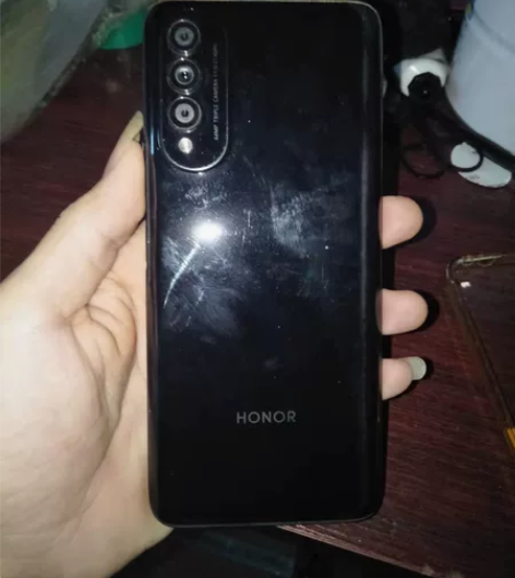 出个荣耀5G手机 手机屏幕摔碎了有一条但不...