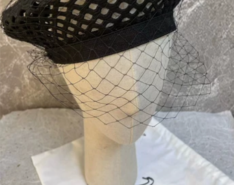 吴婉宸22秋季新款网纱镂空帽子贝雷帽黑色走...