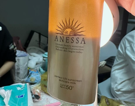 安耐晒防晒90ml 剩一半多??剩余1/2...