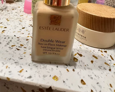 雅诗兰黛的粉底，过期了好像，谁要，400多...