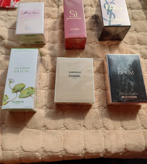闲置香水全新未拆封转让，除了反转和黑鸭是9...