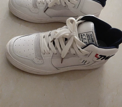 闲置女纯皮休闲运动鞋 码数35码，图片上数...