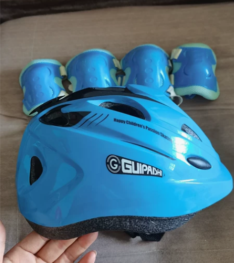 转卖儿童轮滑平衡车溜冰滑板头盔加厚，8成新...