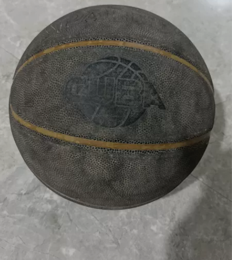 正品斯伯丁七号篮球，低价出，打了两个月左右...