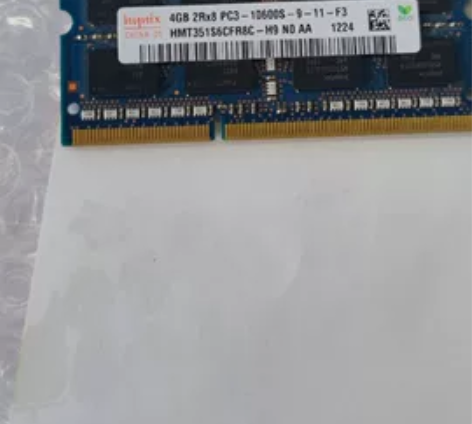 神州QTH6笔记本主板，电脑放在桌子上不小...