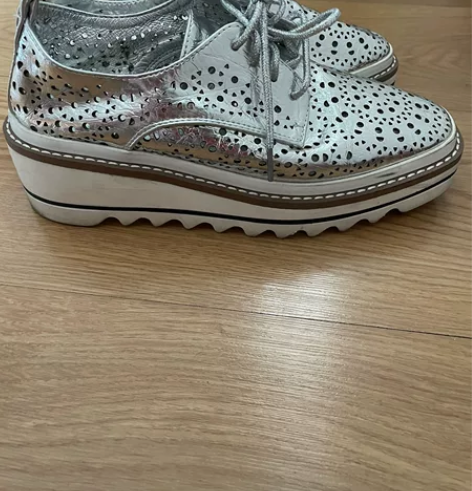 布洛克镂空洋气女鞋 感兴趣的话点“我想要”...