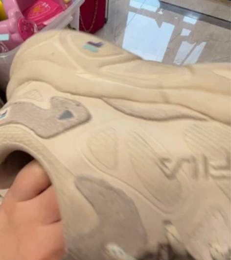 斐乐运动鞋，买来一季小了，鞋子很新，尺寸3...